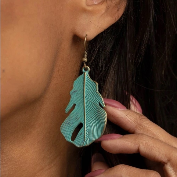 paparazzi Jewelry - Paparazzi Heads QUILL Roll - Brass - Earrings